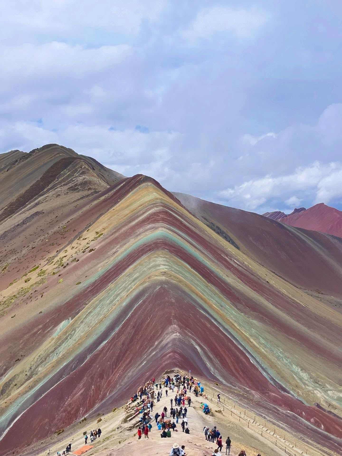 Vista di Vinicunca Rainbow Mountain
