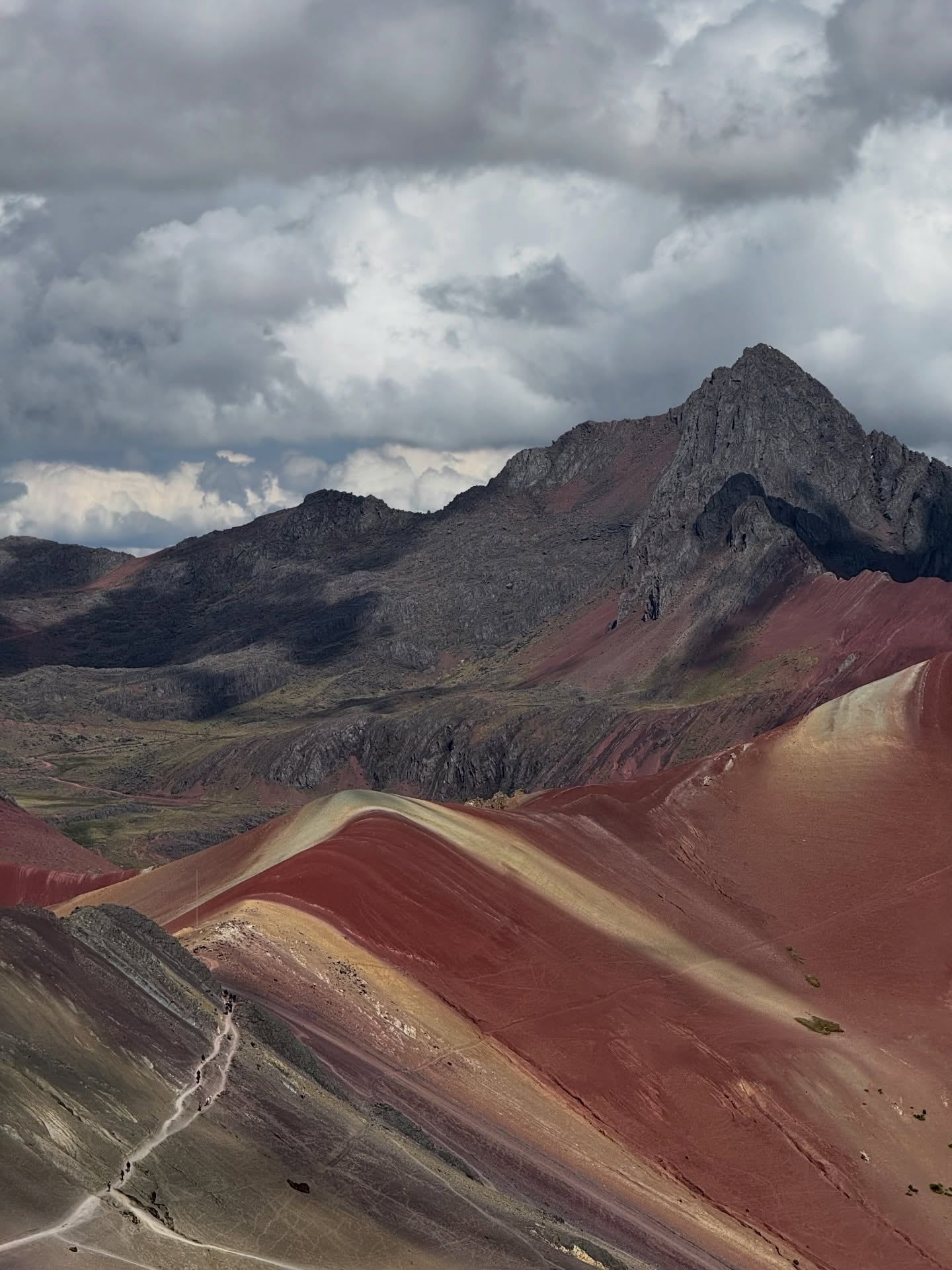 Vista di Vinicunca Rainbow Mountain