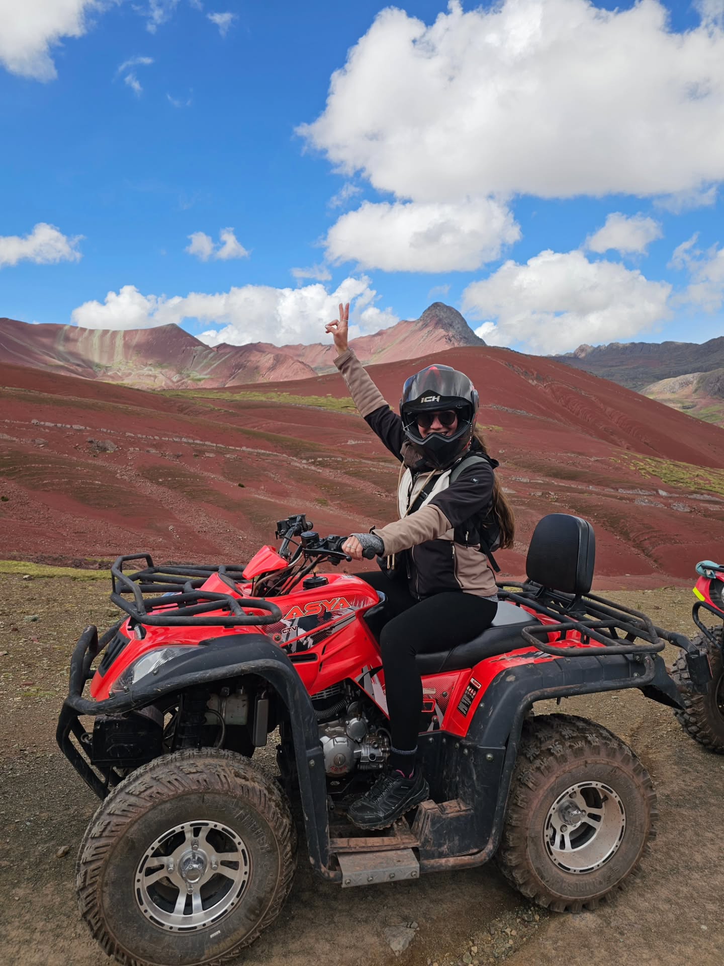 Besökare på Vinicunca Rainbow Mountain-tur