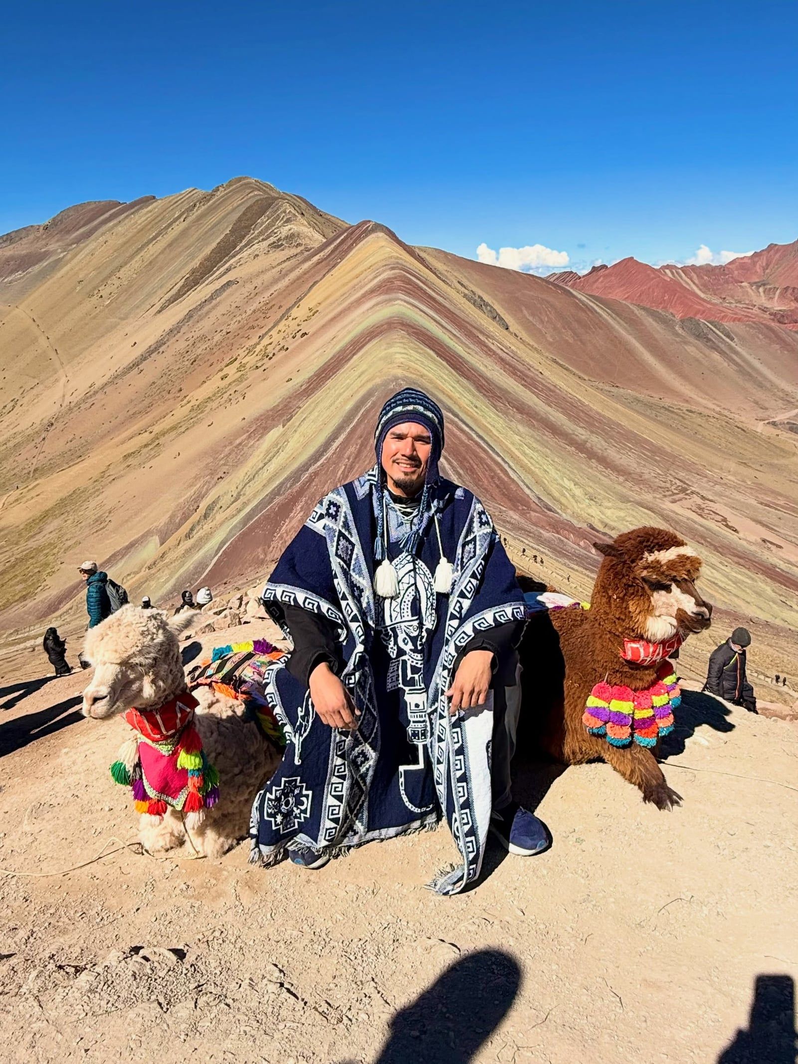 Besökare på Vinicunca Rainbow Mountain-tur